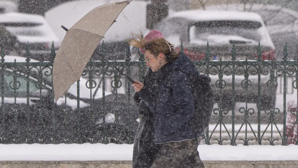 Imediat după ce meteorologii au emis avertizarea cod portocaliu de ninsoare, autoritățile locale și județene din București și Ilfov au activat rapid Planul de intervenție pentru gestionarea situațiilor de urgență