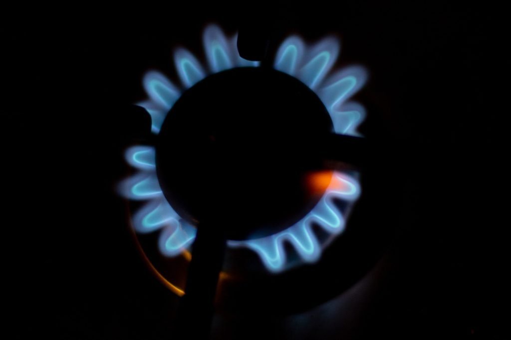 Romania adoptă o abordare precaută în liberalizarea pieței de gaze, menținând echilibrul între protecția consumatorilor și stimularea mediului privat Ministrul Energiei, Bogdan Ivan, a anunțat recent o strategie de liberalizare treptată a pieței de gaze din România, menită să nu lase consumatorii vulnerabili în fața fluctuațiilor necontrolate ale prețurilor