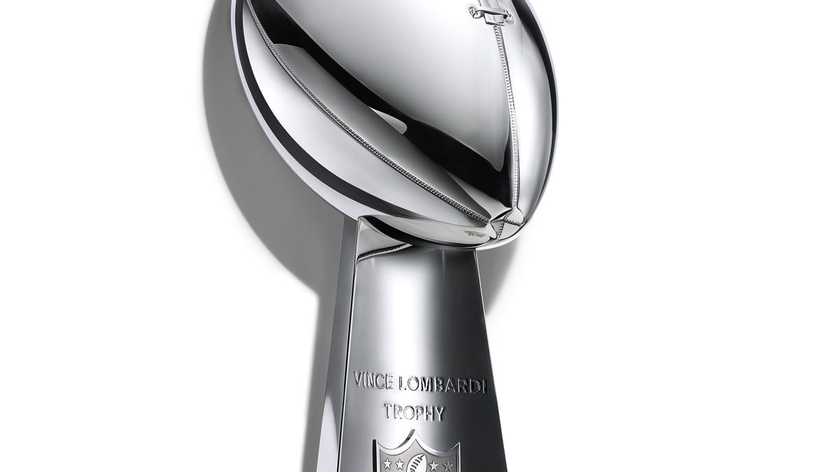 Super Bowl LX: O istorie strălucitoare a trofeului Vince Lombardi Pe 8 februarie, New England Patriots se pregătesc să își facă apariția pe terenul de fotbal din Santa Clara, California, în cadrul celebrului Super Bowl LX, având ca obiectiv recuperarea trofeului Vince Lombardi