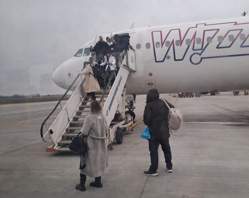 Situație alarmantă pe zborul București-Madrid: pasagerii rămân blocați în avion din cauza unor probleme tehnice Un incident serios a avut loc recent pe cursa aeriană București-Madrid operată de compania WizzAir, atrăgând atenția asupra condițiilor de siguranță și a gestionării situațiilor de urgență de către companie