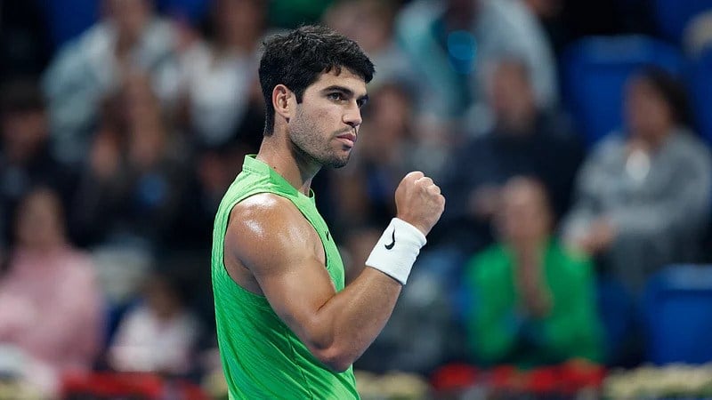 Manos vietnamitas levantan los 'pétalos de loto de acero' de Long Thanh.