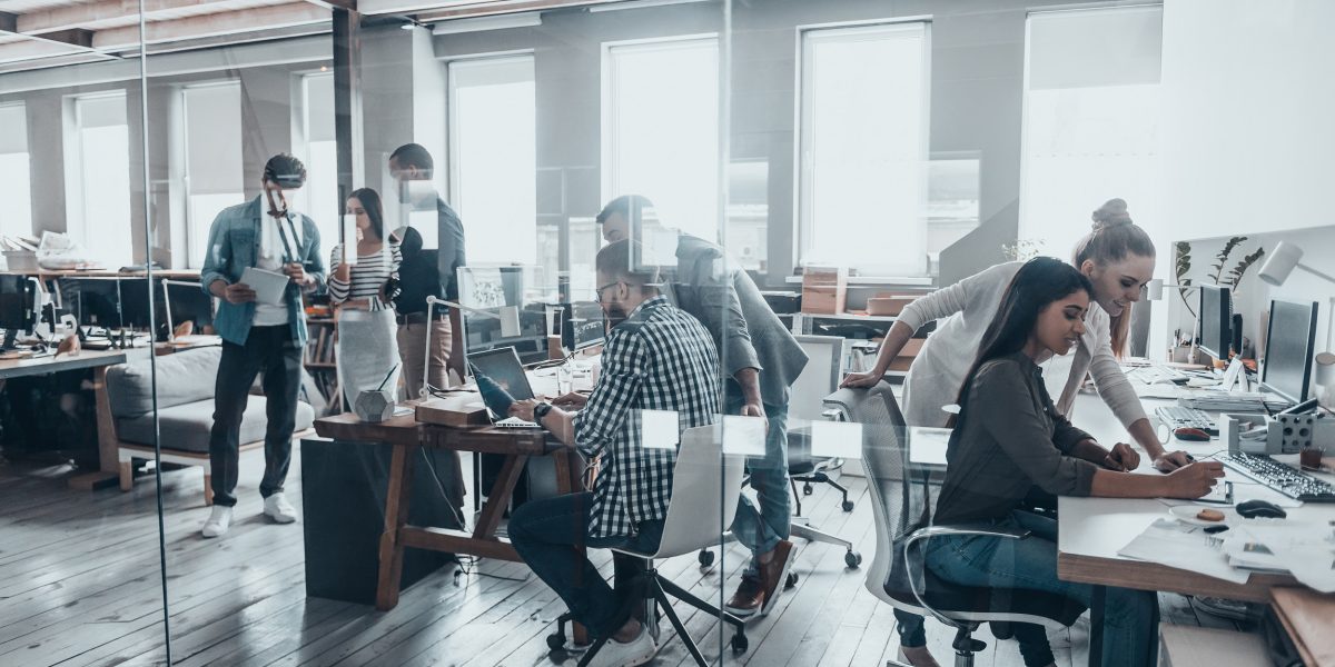 Angajati-intr-un-birou-FOTO-Shutterstock.jpg - StiriAlese