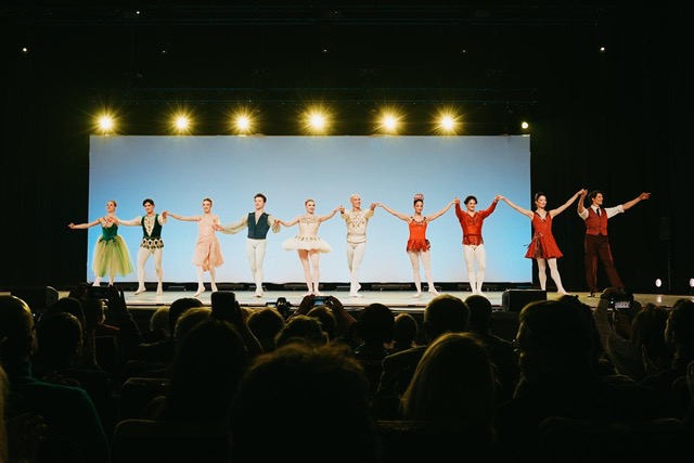 Balerinii-din-distributie-la-apalauze-la-finalul-Galei_Foto-Alex-Damian-.jpeg - StiriAlese