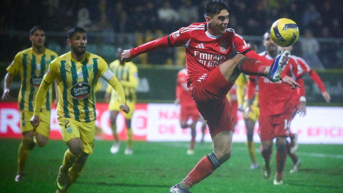 O futebolista Georgiy Sudakov do Benfica, durante o encontro com o Tondela, este domingo.