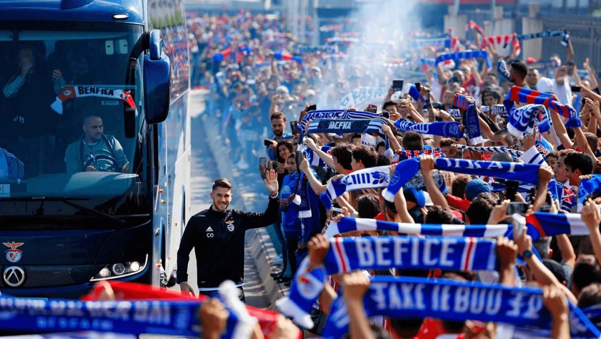 Atmosferă incendiară la Tondela: Benfica, sub aprecieri și critici Benfica a avut parte de un prim moment decisiv în campionat la Tondela, unde atmosfera din jurul stadionului și evoluția jucătorilor au generat discuții intense