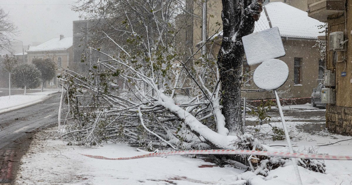 HARTĂ Meteorologii anunță noi coduri de vreme severă până mâine. Zonele în care va mai ninge și va fi viscol