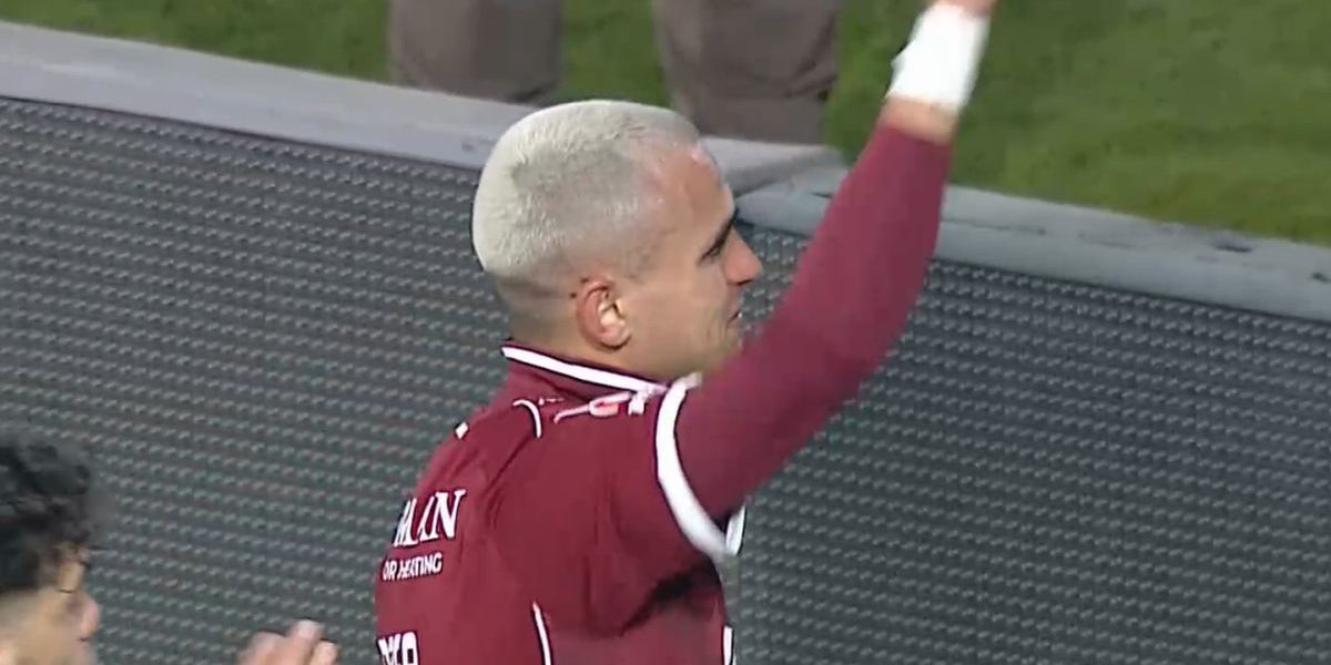 Imagini emoționante după Hermannstadt - Rapid » Cristian Manea, în lacrimi, consolat de coechipieri