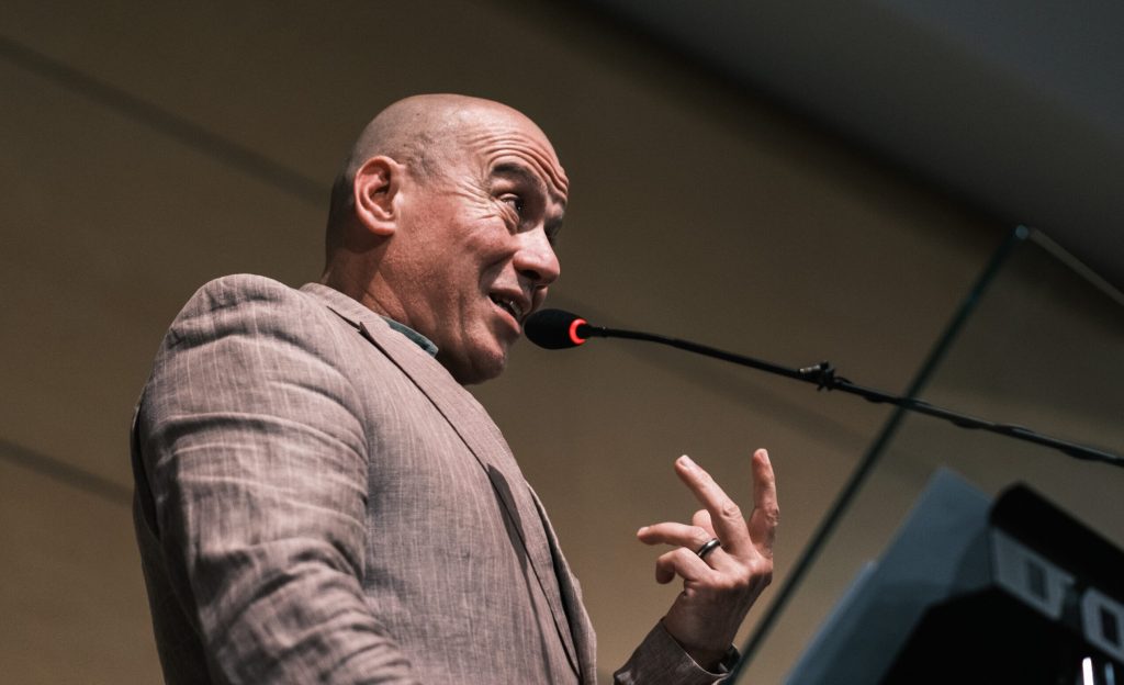 AUR atacă dur ministrul Culturii: moțiune simplă votată în Senat cu mesaje dure împotriva lui Demeter Într-un gest considerat de opoziție ca fiind unul politic de opoziție dură, Partidul Alternativa pentru Uniune Romană (AUR) a depus, miercuri, în plenul Senatului, o moțiune simplă împotriva ministrului Culturii, András Demeter