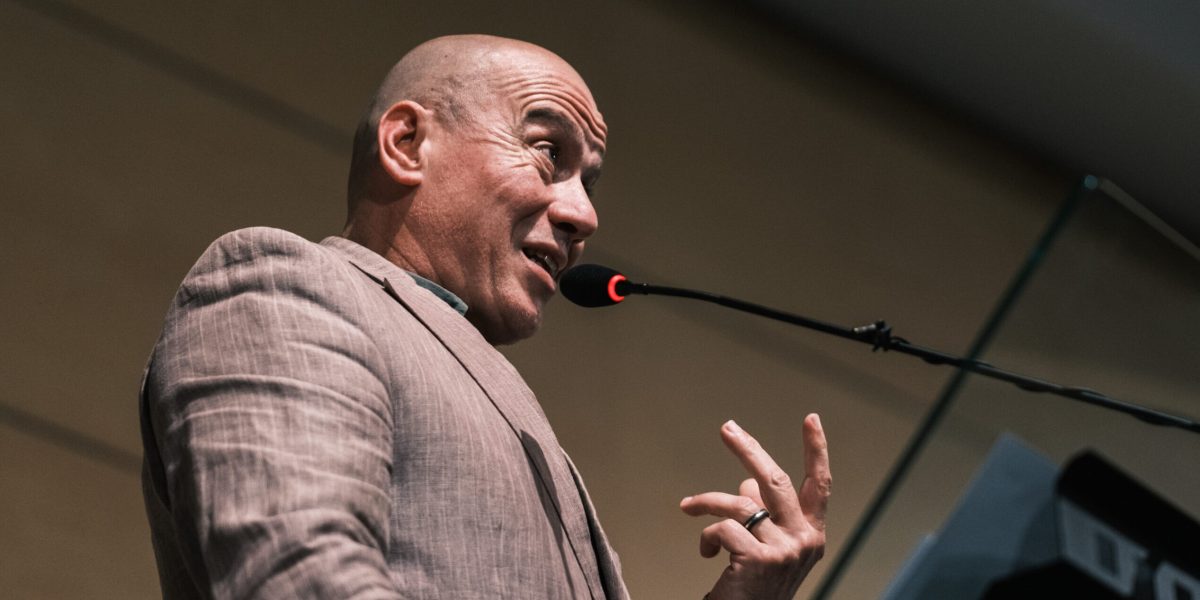 AUR atacă dur ministrul Culturii: moțiune simplă votată în Senat cu mesaje dure împotriva lui Demeter Într-un gest considerat de opoziție ca fiind unul politic de opoziție dură, Partidul Alternativa pentru Uniune Romană (AUR) a depus, miercuri, în plenul Senatului, o moțiune simplă împotriva ministrului Culturii, András Demeter