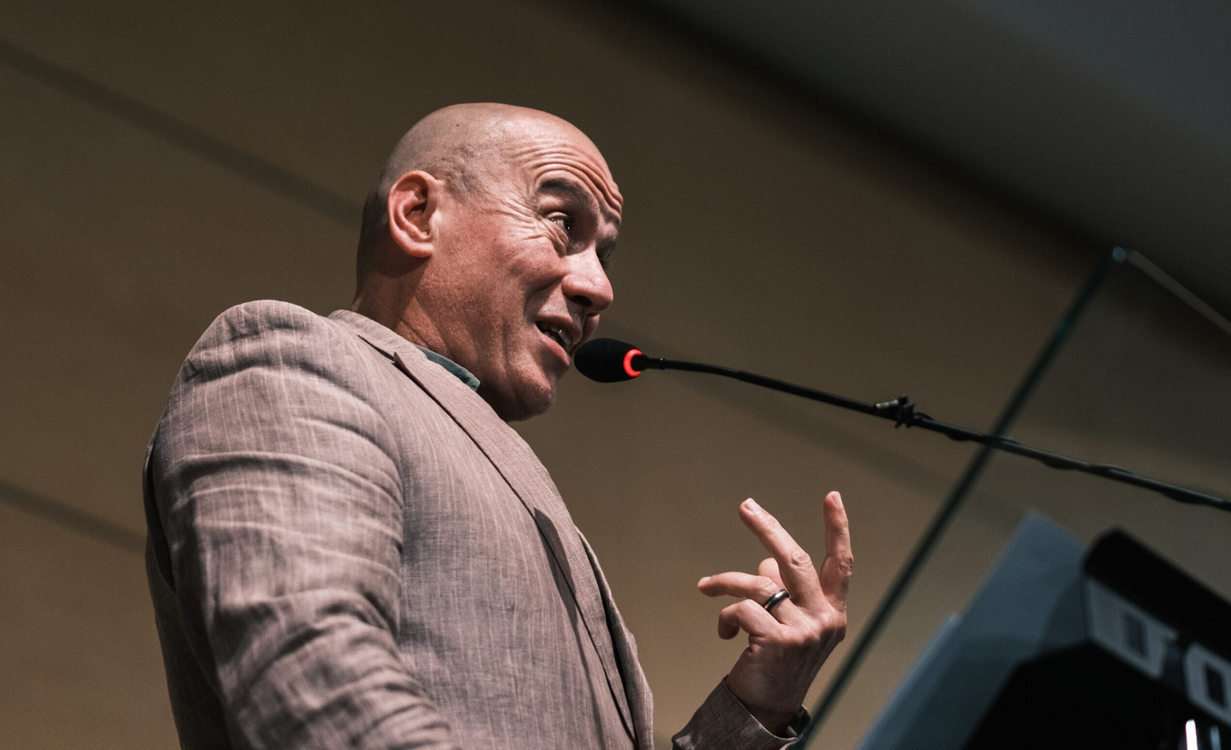AUR atacă dur ministrul Culturii: moțiune simplă votată în Senat cu mesaje dure împotriva lui Demeter Într-un gest considerat de opoziție ca fiind unul politic de opoziție dură, Partidul Alternativa pentru Uniune Romană (AUR) a depus, miercuri, în plenul Senatului, o moțiune simplă împotriva ministrului Culturii, András Demeter