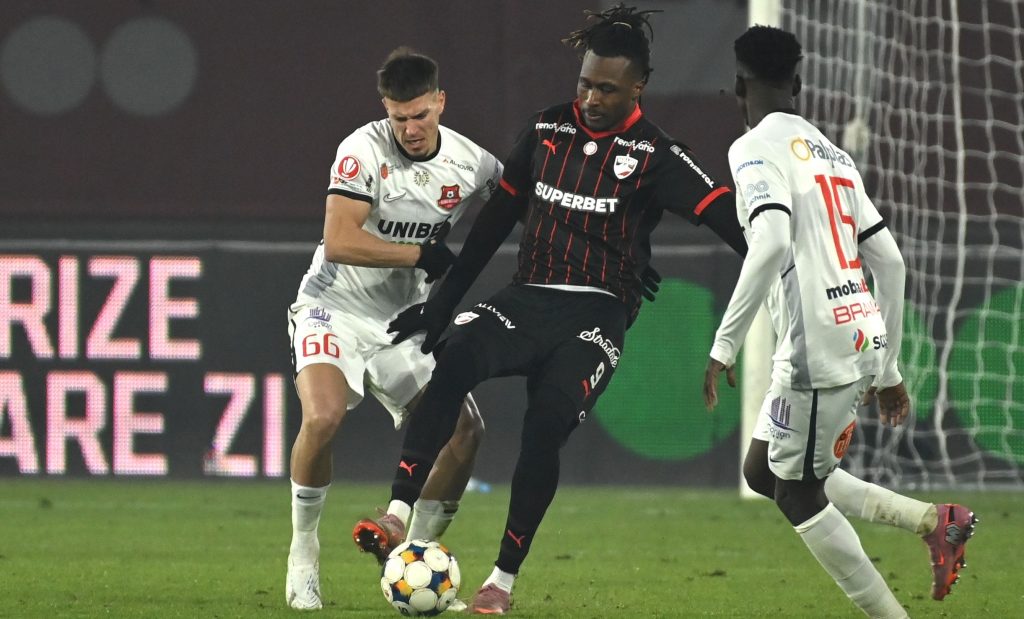 Dinamo se impune în fața lui Hermannstadt și obține calificarea în sferturile Cupei României Dinamo București a câștigat cu 2-0 meciul disputat pe Stadionul Arcul de Triumf împotriva echipei Hermannstadt, asigurându-și astfel locul în sferturile de finală ale Cupei României
