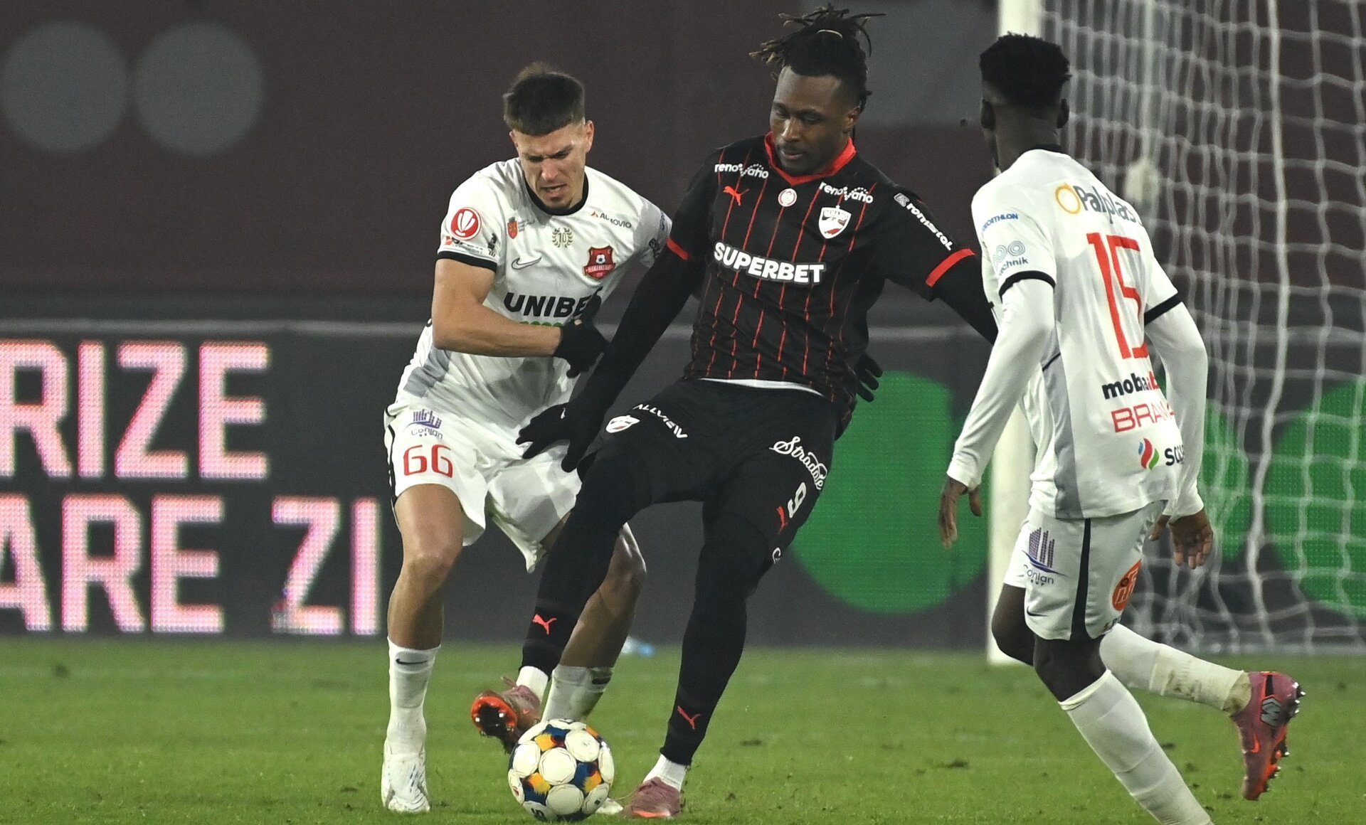 Dinamo se impune în fața lui Hermannstadt și obține calificarea în sferturile Cupei României Dinamo București a câștigat cu 2-0 meciul disputat pe Stadionul Arcul de Triumf împotriva echipei Hermannstadt, asigurându-și astfel locul în sferturile de finală ale Cupei României