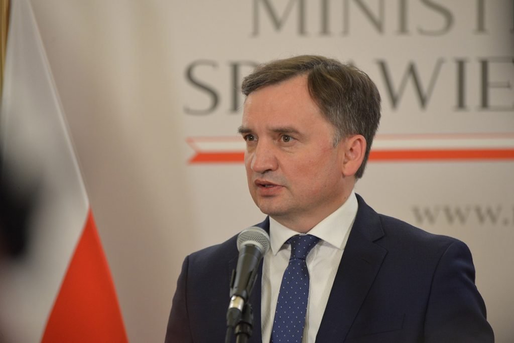 Tribunalul din Varșovia a emis un mandat de arestare preventivă pe numele fostului ministru al justiției, Zbigniew Ziobro, fost politician de marcă al partidului naționalist Lege și Justiție (PiS)
