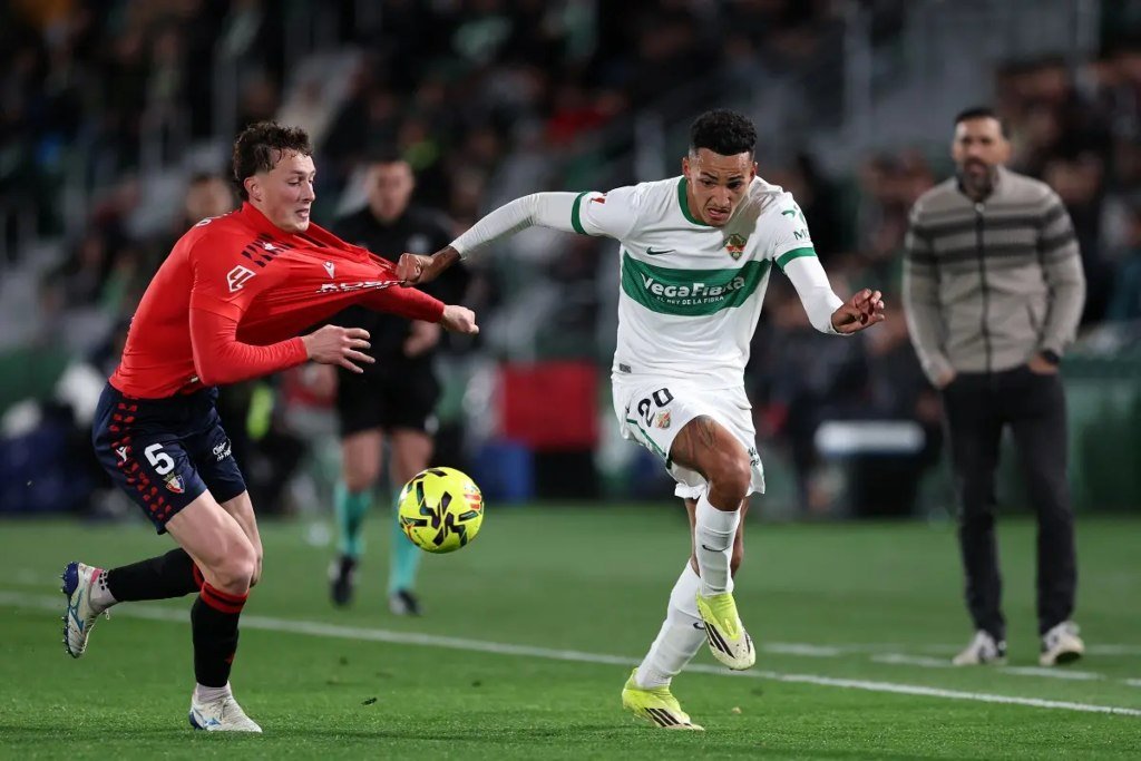 Controversă pe terenul de fotbal: Un penalty neacordat tulbură meciul Elche Un moment crucial în meciul dintre Elche și Mallorca a stârnit controverse majore în rândul fanilor și experților