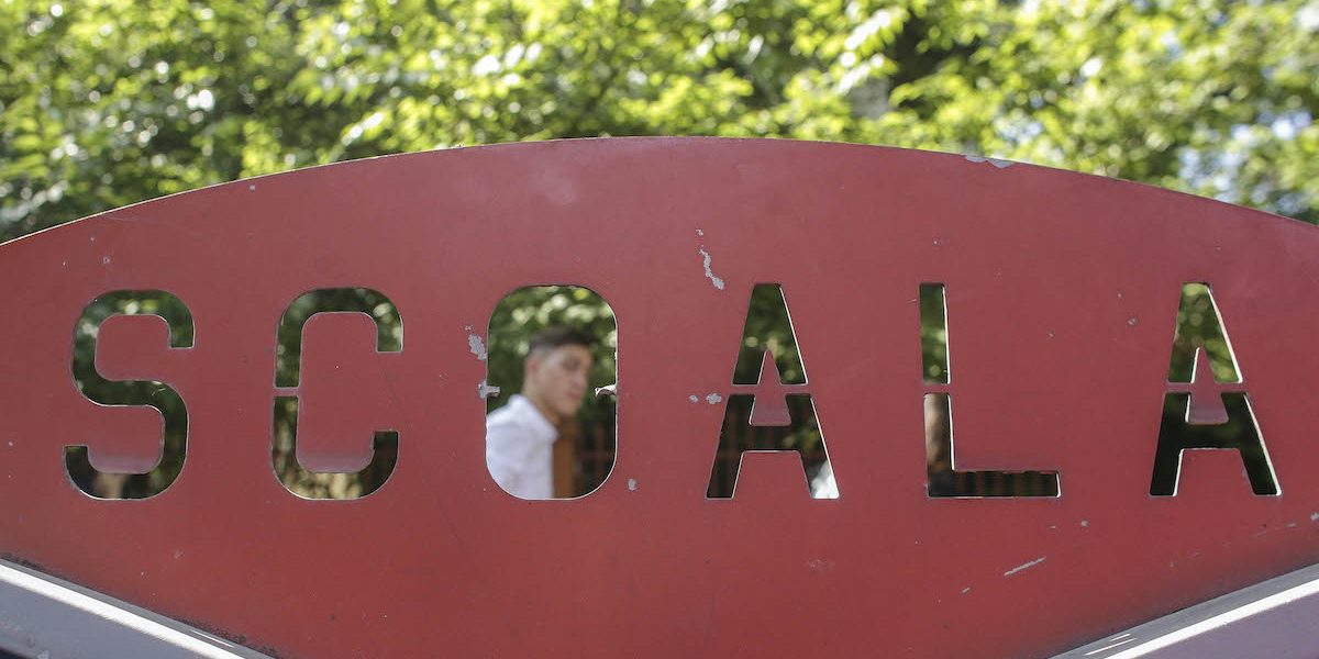 Elev-la-scoala-curtea-scolii-Foto-INQUAM-Photos-Octav-Ganea.jpg - StiriAlese