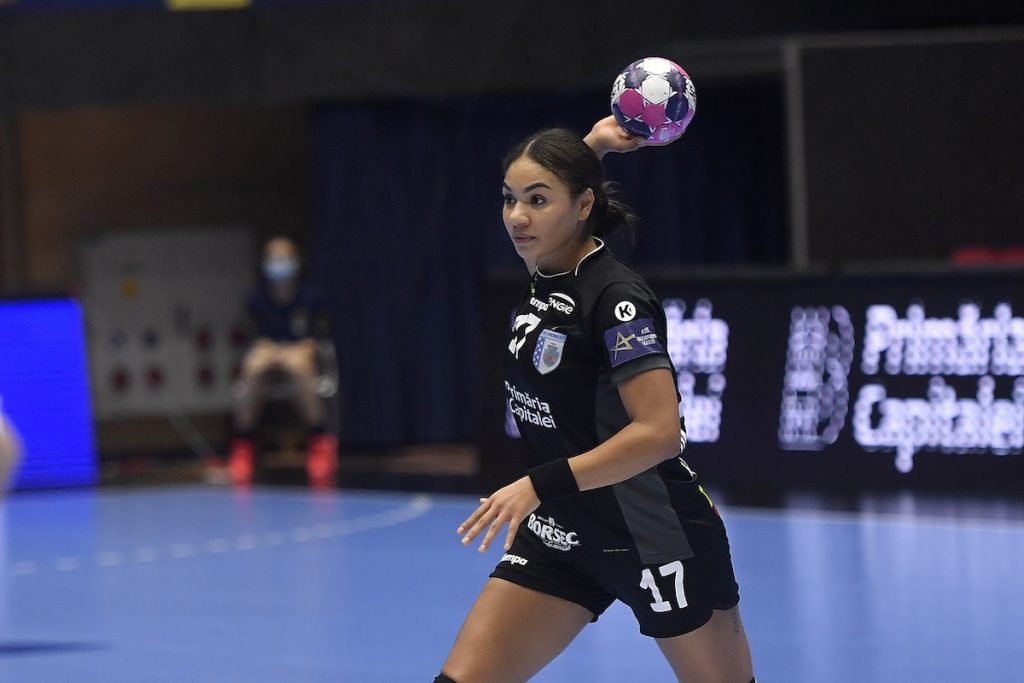 Elizabeth Omoregie părăsește CSM București pentru rivala Ferencváros, după opt ani de performanță în România După opt ani de evoluții care au consacrat-o ca una dintre cele mai valoroase jucătoare ale CSM București, Elizabeth Omoregie, în vârstă de 29 de ani, va face pasul spre o nouă provocare, semnând cu echipa maghiară Ferencváros, din Budapesta