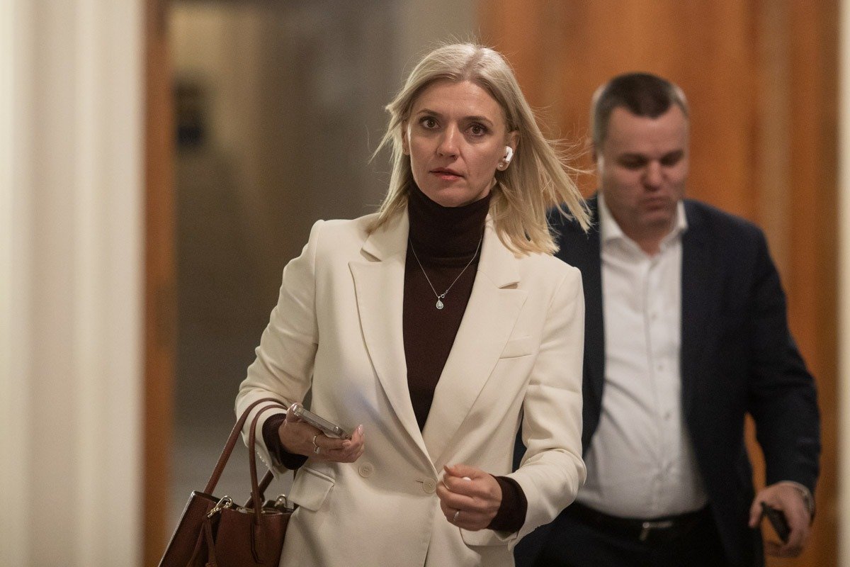 Alina Gorghiu neagă zvonurile despre un potențial puci împotriva liderului PNL, Ilie Bolojan În mijlocul unui tumult politic ce a ținut capetele de afiș ale buletinelor de știri din ultimele zile, Alina Gorghiu, vicepreședinte al Comisiei de Politică Externă din Camera Deputaților, a venit cu o clarificare fermă menită să oprească zvonurile alarmiste ce au circulat în spațiul public