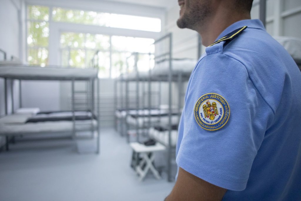 Reacție dură a sindicatelor din penitenciare în scandalul eliminării normei de hrană pentru angajați Federația Sindicatelor din Administrația Națională a Penitenciarelor (FSANP) a intervenit ferm în ultimul val de declarații politice vizând reducerea sau chiar eliminarea normei de hrană pentru personalul din penitenciare, precum și pentru polițiști și militari