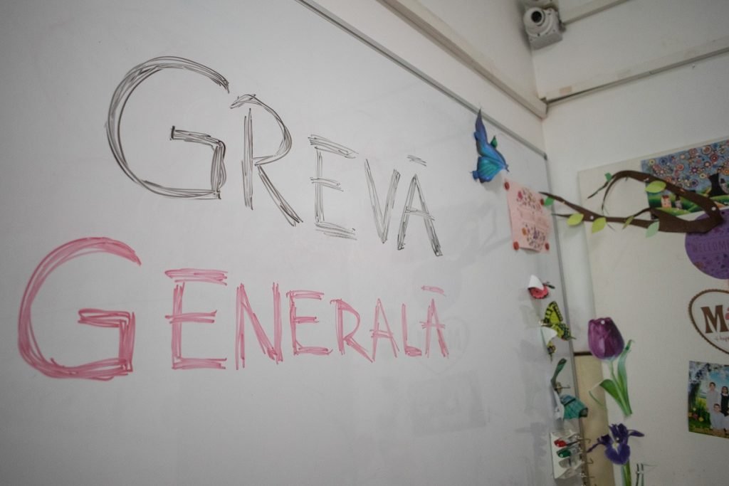 Peste 74% dintre profesorii admişi să răspundă la un chestionar realizat de Federația Sindicatelor din Educație „SPIRU HARET” afirmă că sunt dispuși să participe la o grevă națională, în contextul tensiunilor tot mai pronunțate din domeniul educației