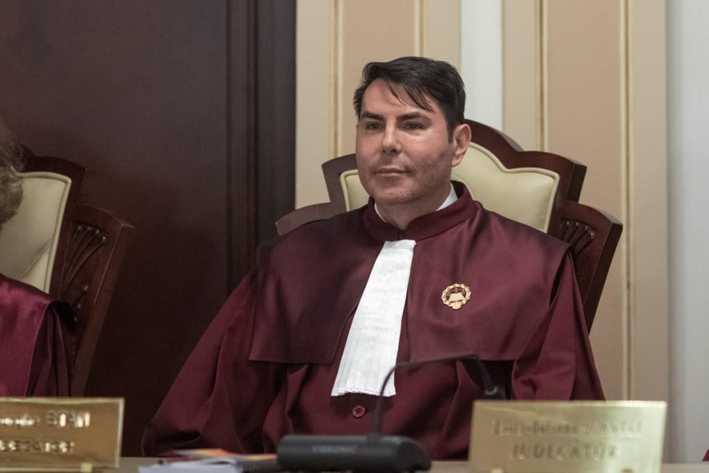 Curtea Constituțională a României va fi nevoită să amâne din nou decizia referitoare la reforma pensiilor magistraților, într-un moment în care apropierea alegerilor și tensiunile din sistemul judiciar amplifică așteptările și temerile legate de un posibil alt răspuns al justiției la modificările legislative contestate