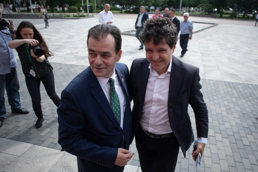 Ludovic Orban critică blocajul de la vârful SRI și solicită name pentru funcții-cheie în coaliție Situație tensionată la nivelul securității naționale: de aproape doi ani și jumătate, Serviciul Român de Informații funcționează fără o conducere aleasă în mod legitim, fapt considerat de fostul premier și liderul partidului Forța Dreptei, Ludovic Orban, ca fiind „scandalos”