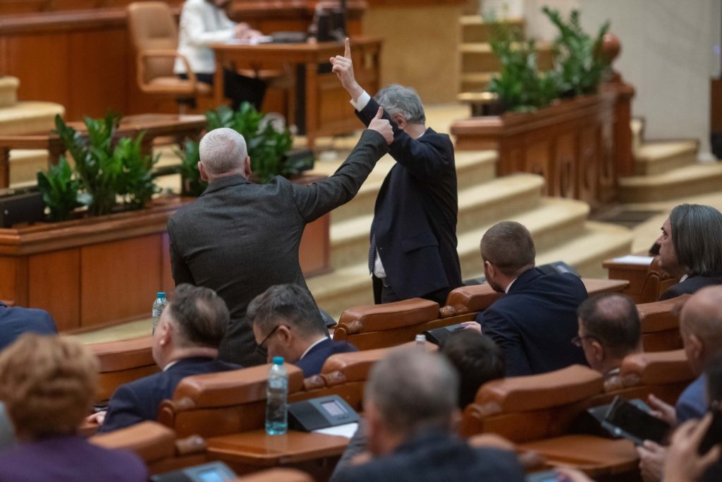 Senatul a respins, luni, toate cele trei moțiuni simple depuse de opoziție împotriva miniștrilor din guvernul condus de premierul Ilie Bolojan, consolidând astfel poziția actualei majorități și marcând un eșec pentru eforturile opoziției de a-i percepe pe membrii executivului în lumina criticilor