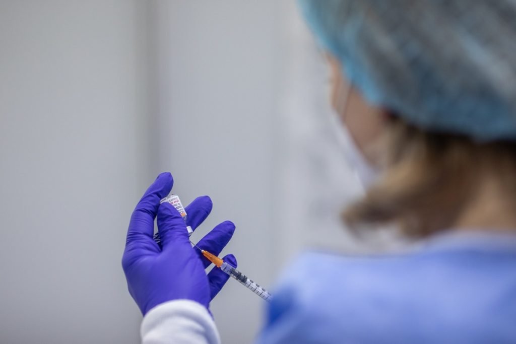Criza vaccinării în România se adâncește, iar riscurile pentru sănătatea publică sunt tot mai acut evidențiate