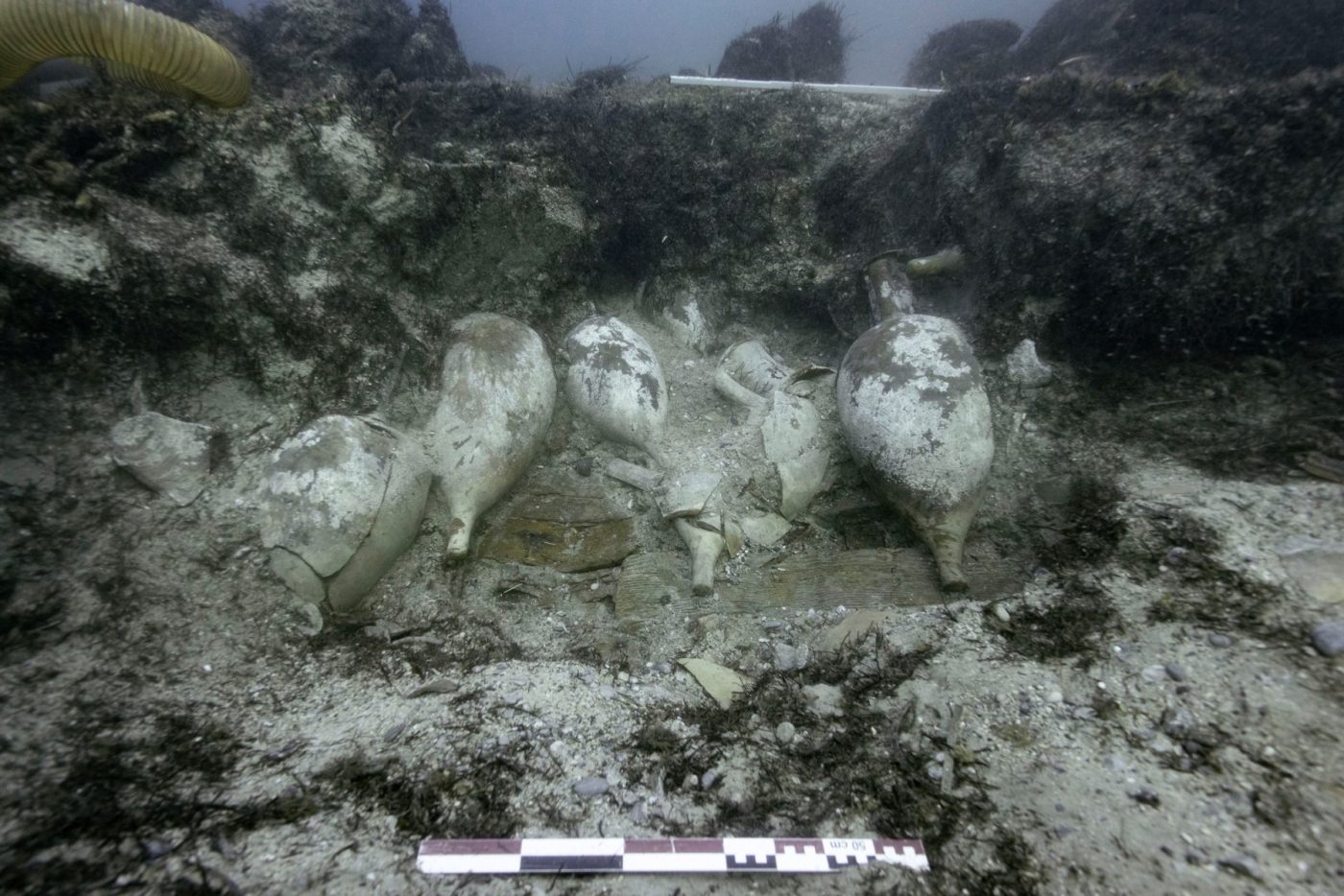 Epava din secolul al XVII-lea a navei suedeze se ivește din ape scăzute ale Mării Baltice, atrăgând atenția arheologilor și pasionaților de istorie navală În centrul Stockholmului, un spectacol neobișnuit atrage privirile trecătorilor și ale cercetătorilor: scheletul unei nave vechi de peste trei secole, aparținând marinei suedeze și datând din secolul al XVII-lea, își face publice rămășițele după o descoperire spectaculoasă