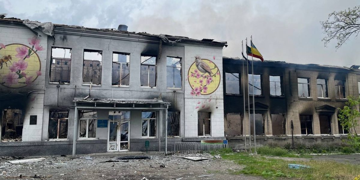 Ucraina ratează reconstruirea școlilor în zonele părăsite de populație din cauza efectelor devastatoare ale războiului După mai bine de un an de conflict armat, Ucraina pare să fi rămas cu un capitol deschis care va fi dificil de închis oricât de mult s-ar dori