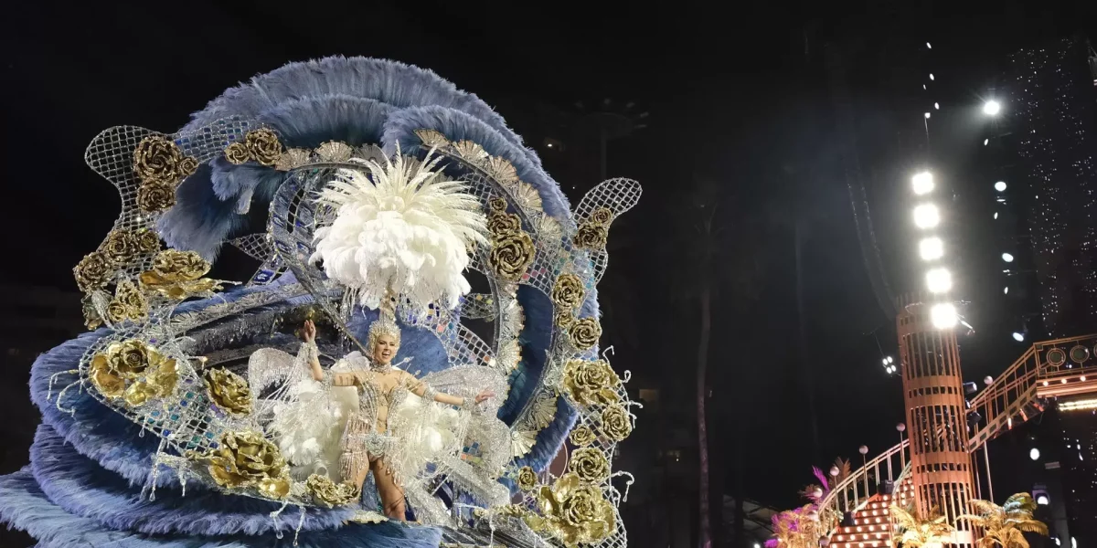 Carla Benítez González, con la fantasía Historia’ en representación de Capross 2004, es la nueva Reina del Carnaval de Las Palmas de Gran Canaria. / ÁNGEL MEDINA-EFE
