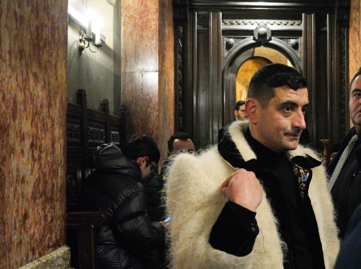 Liderul extremist George Simion, cunoscut pentru pozițiile sale naționaliste și anti-europene, a făcut recent un apel neobișnuit la adresa prietenilor americani și europeni, cerând intervenția externă pentru a „reinstaura democrația” în România