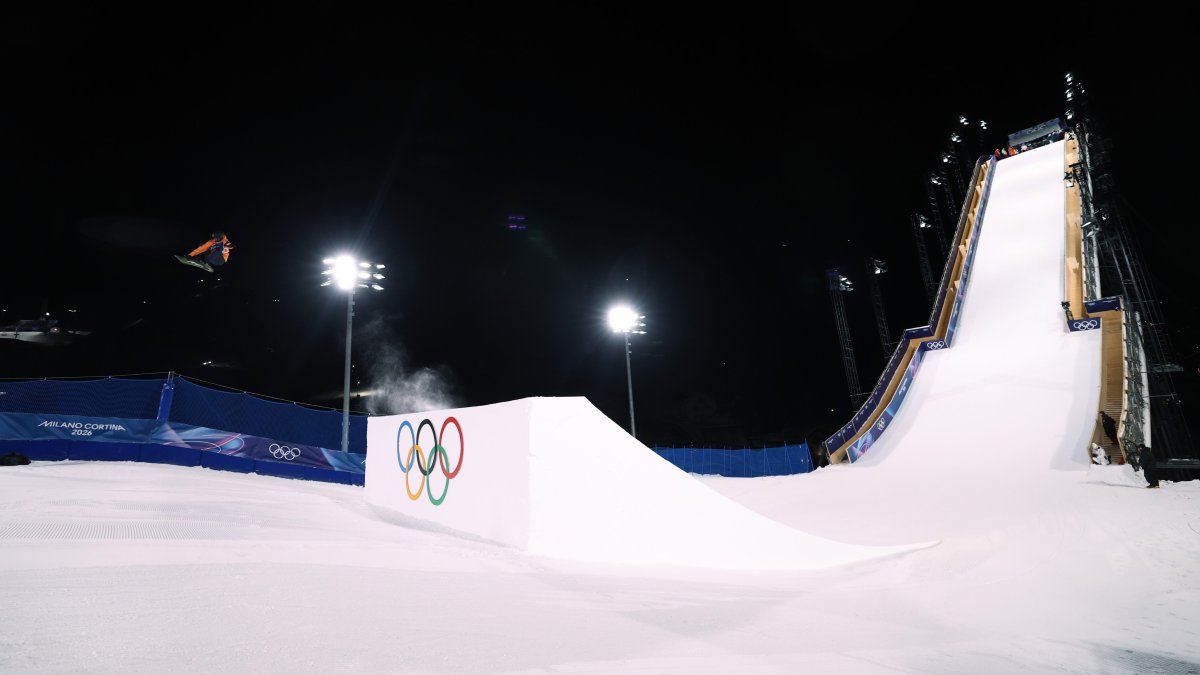 Jocurile Olimpice de Iarnă 2026 de la Milano-Cortina: Primele medalii pe cale de a fi decernate Milano-Cortina se pregătește intens pentru Jocurile Olimpice de Iarnă din 2026, care se anunță a fi un spectacol sportiv de amploare, cu peste 100 de evenimente medalie desfășurate pe parcursul a 16 sporturi