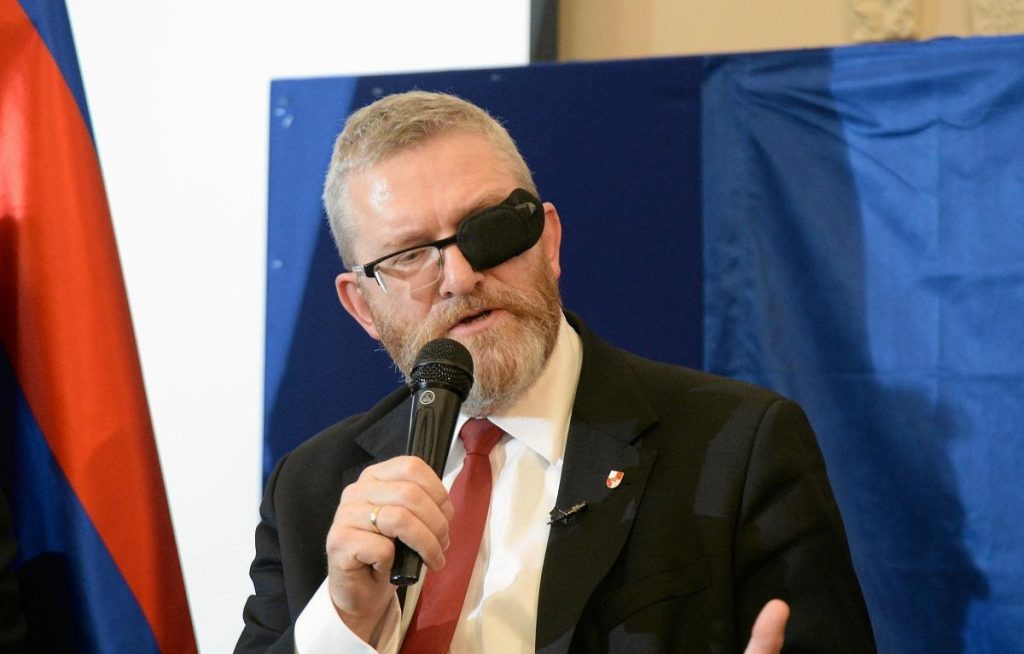 Confederația Coroanei Poloneze se impune ca forță politică de bază într-un peisaj în continuă schimbare În Polonia, scena politică se află într-un proces de reevaluare profundă, odată cu emergența unei noi formațiuni politice care începe să atragă atenția atât a electoratului, cât și a analistilor: Confederația Coroanei Poloneze (KKP)