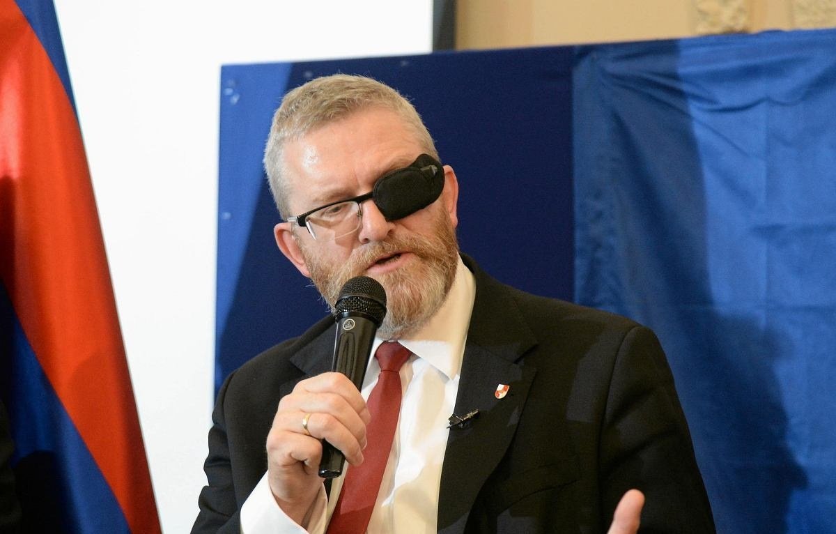 Confederația Coroanei Poloneze se impune ca forță politică de bază într-un peisaj în continuă schimbare În Polonia, scena politică se află într-un proces de reevaluare profundă, odată cu emergența unei noi formațiuni politice care începe să atragă atenția atât a electoratului, cât și a analistilor: Confederația Coroanei Poloneze (KKP)