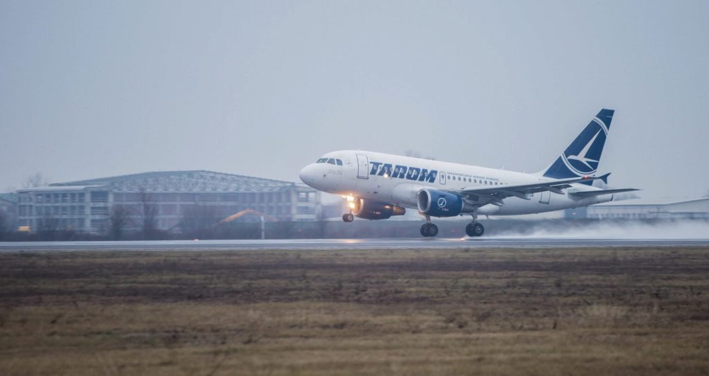 TAROM anunță suspendarea zborurilor pe ruta București – Satu Mare, în timp ce alte legături aeriene sunt extinse Compania aeriană de stat TAROM a decis să suspende zborurile regulate dintre București și Satu Mare, decizie confirmată oficială pentru o perioadă nedeterminată