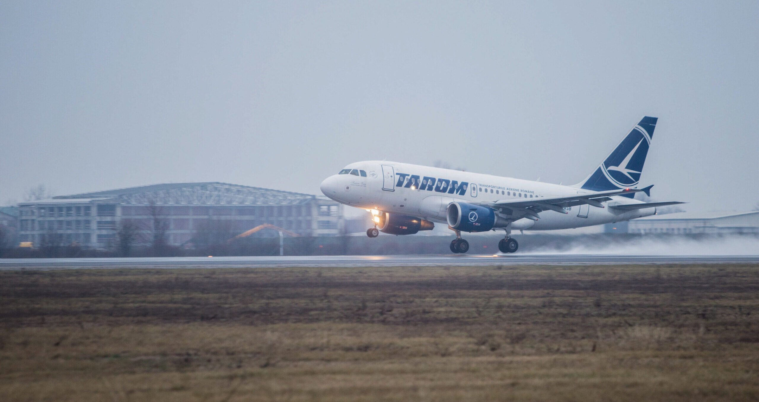 TAROM anunță suspendarea zborurilor pe ruta București – Satu Mare, în timp ce alte legături aeriene sunt extinse Compania aeriană de stat TAROM a decis să suspende zborurile regulate dintre București și Satu Mare, decizie confirmată oficială pentru o perioadă nedeterminată