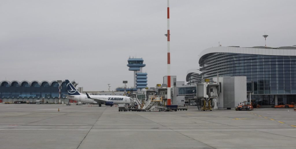Aeroportul Henri Coandă Otopeni adoptă tehnologii avansate pentru traficul aerian Intrarea în vigoare a noilor proceduri la turnul de control de la Aeroportul Internațional „Henri Coandă” Otopeni reprezintă un pas semnificativ spre modernizarea serviciilor de trafic aerian din România