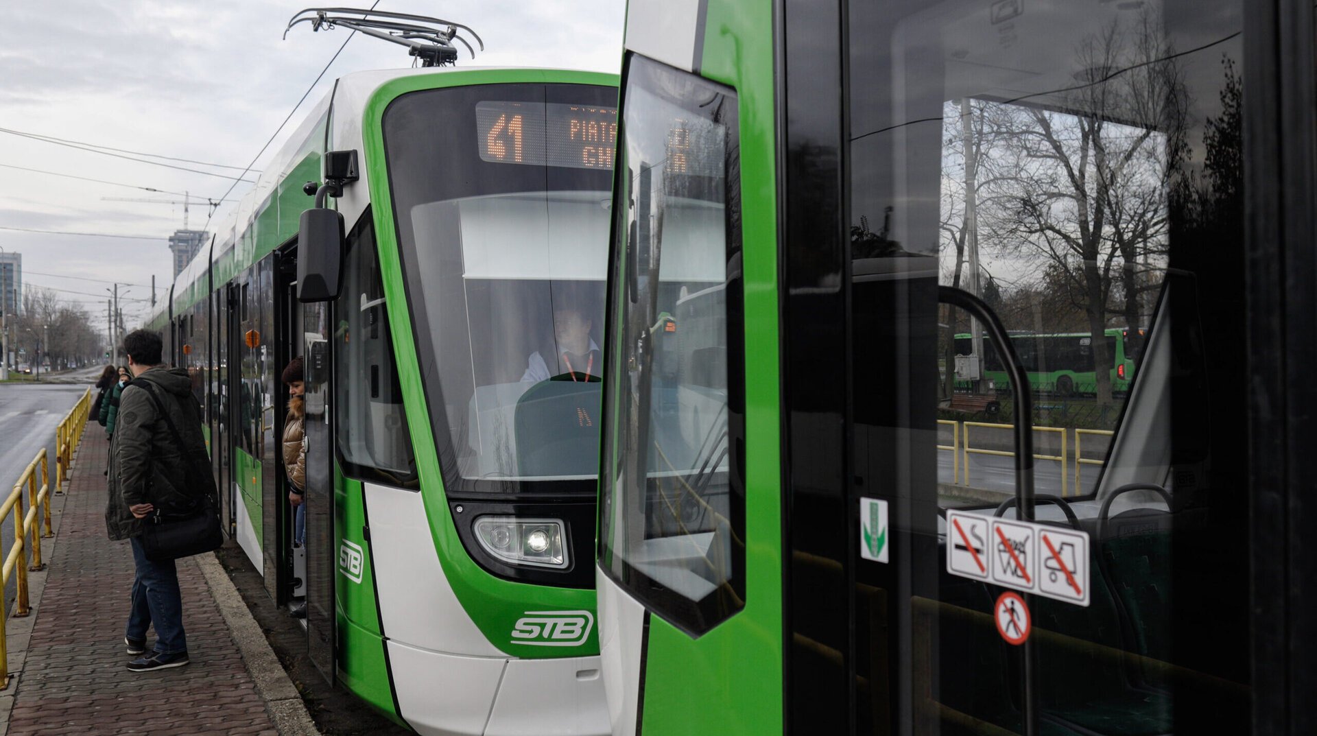 Primăria Municipiului București a venit cu clarificări importante privind serviciile de transport public, după ce speculațiile referitoare la posibile majorări de tarife și eliminarea gratuității pentru pensionari au generat neliniște în rândul cetățenilor