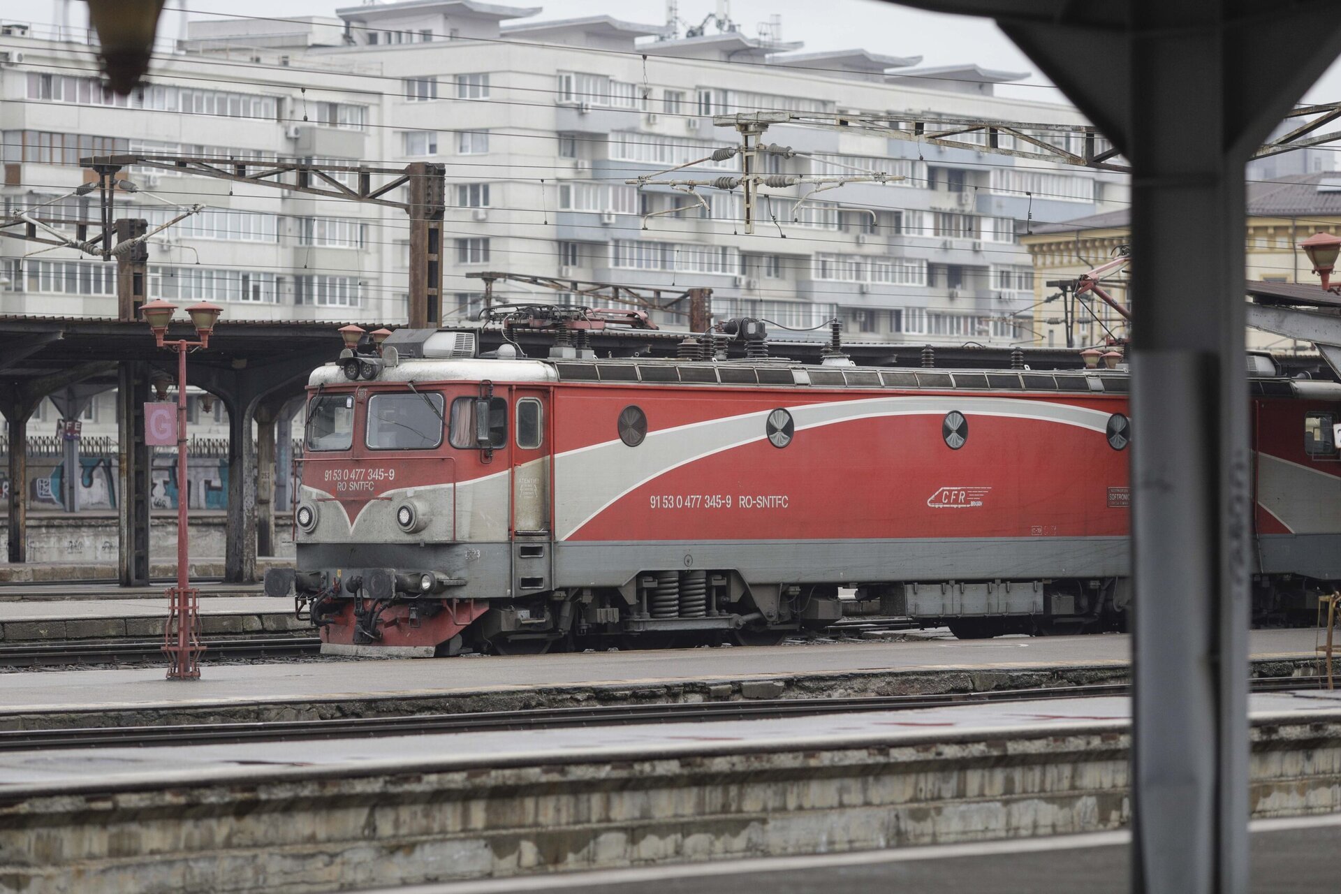 Gara de Nord din București a fost, marți, scena unui incident ce a afectat semnificativ traficul feroviar, generând întârzieri de peste două ore pentru numeroase trenuri