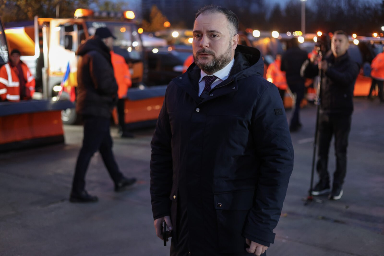 Afacerea „Gheața” din Sector 2, o firmă cu un singur angajat și datorii, livrează clorură de calciu de 50.000 € și încasează taxe de așteptare la Supercom