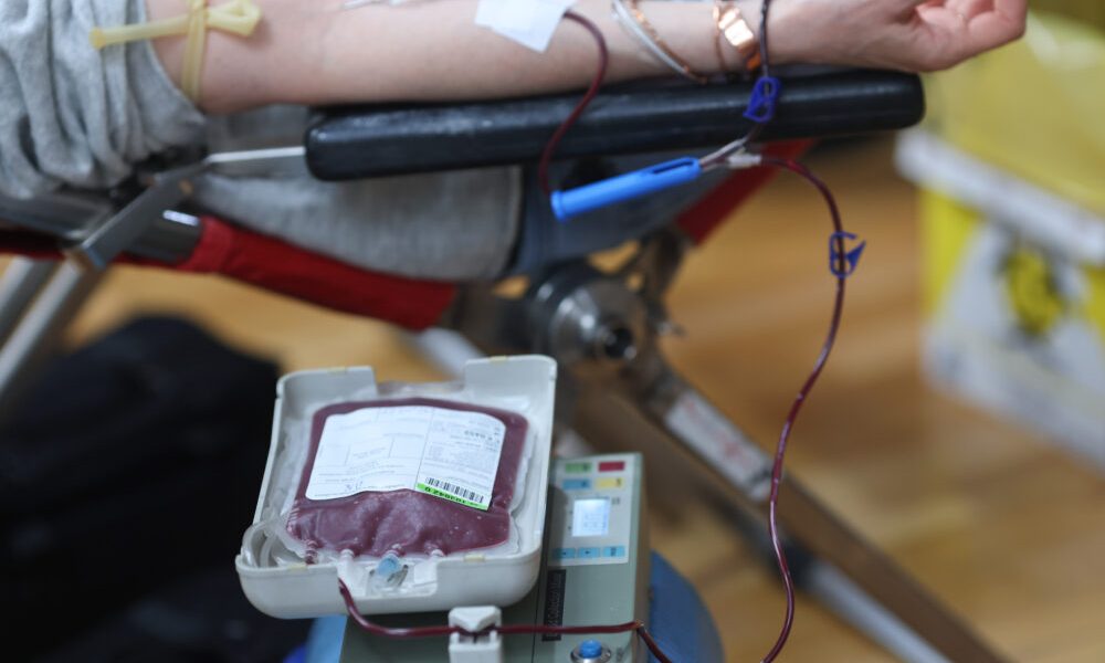 Primăria Capitalei, în colaborare cu Centrul de Transfuzie Sanguină București, anunță organizarea unei noi campanii de donare de sânge, programată pentru data de 3 martie 2026, la sediul Primăriei, pe bulevardul Regina Elisabeta nr