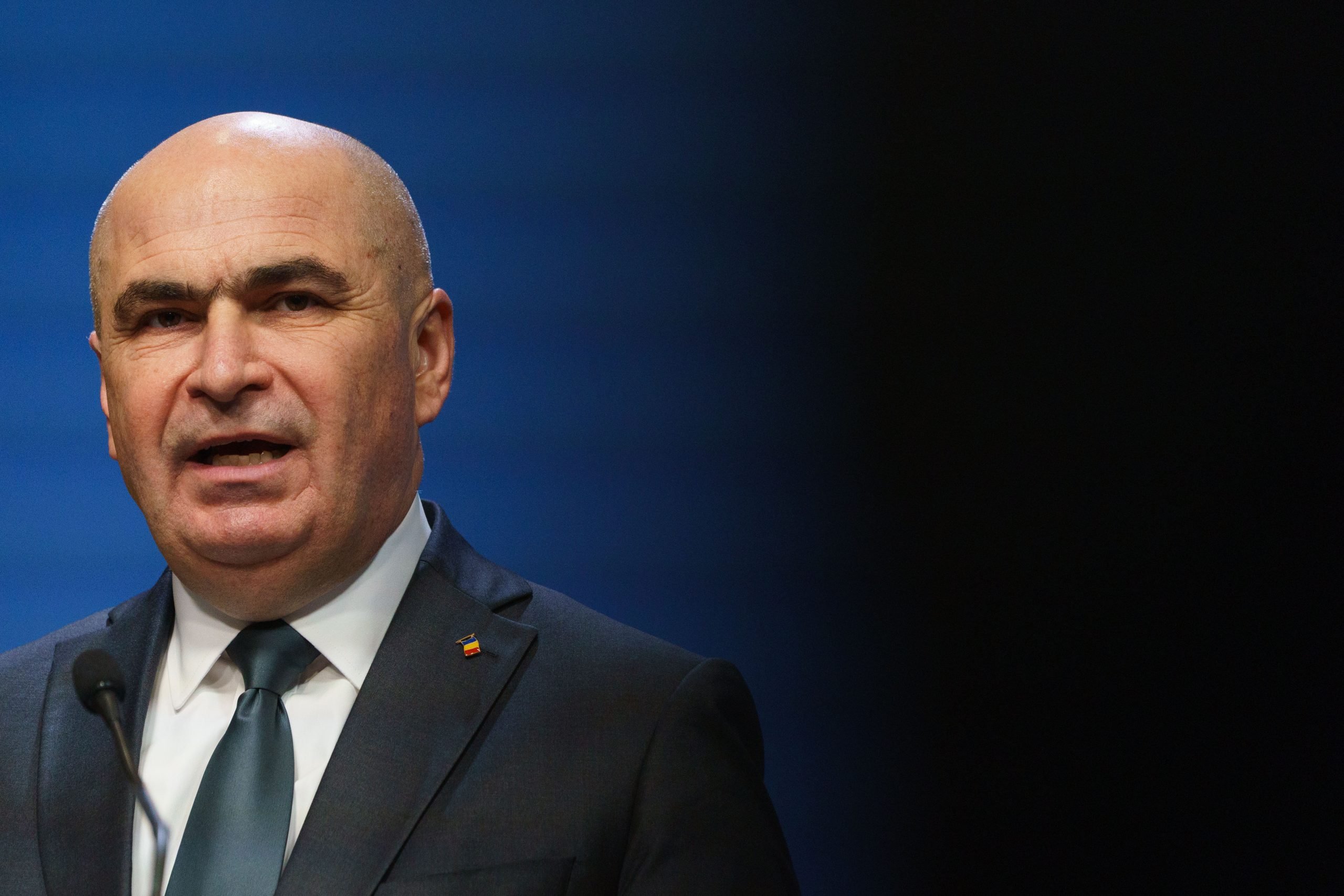 Controversa deturnării medicilor: Premierul Bolojan și reacția Colegiului Medicilor Declarațiile premierului Ilie Bolojan, care sugerează că medicii ar trebui să rămână în România pentru o perioadă de câțiva ani după absolvire, au generat rapid reacții critice din partea lui Cătălina Poiană, președintele Colegiului Medicilor