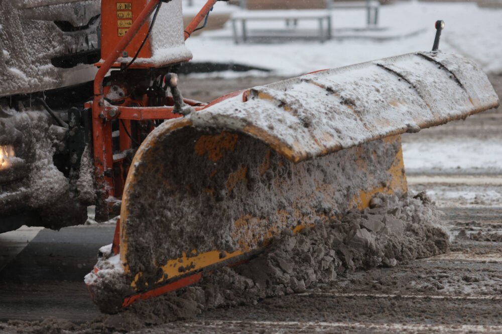 Capitala sub asediul ninsorilor: aproape 290 de utilaje pentru deszăpezire și sute de muncitori în luptă cu gerul și stratul de zăpadă de peste 50 de centimetri După o noapte intensă marcată de ninsori masive și viscol, Bucureștiul se confruntă cu una dintre cele mai dificile situații de la începutul sezonului rece
