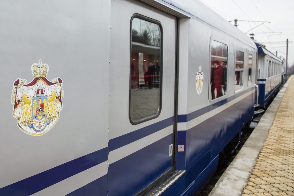 Trenurile de patrimoniu, odată simboluri ale opulenței regale, zac abandonate în pădurea de lângă Mogoșoaia, înconjurate de timp și nepăsare Ce s-a întâmplat cu trenurile regale din România, un simbol al epocii de glorie a monarhiei, rămâne un mister trist, ascuns printre buruieni și mucegai
