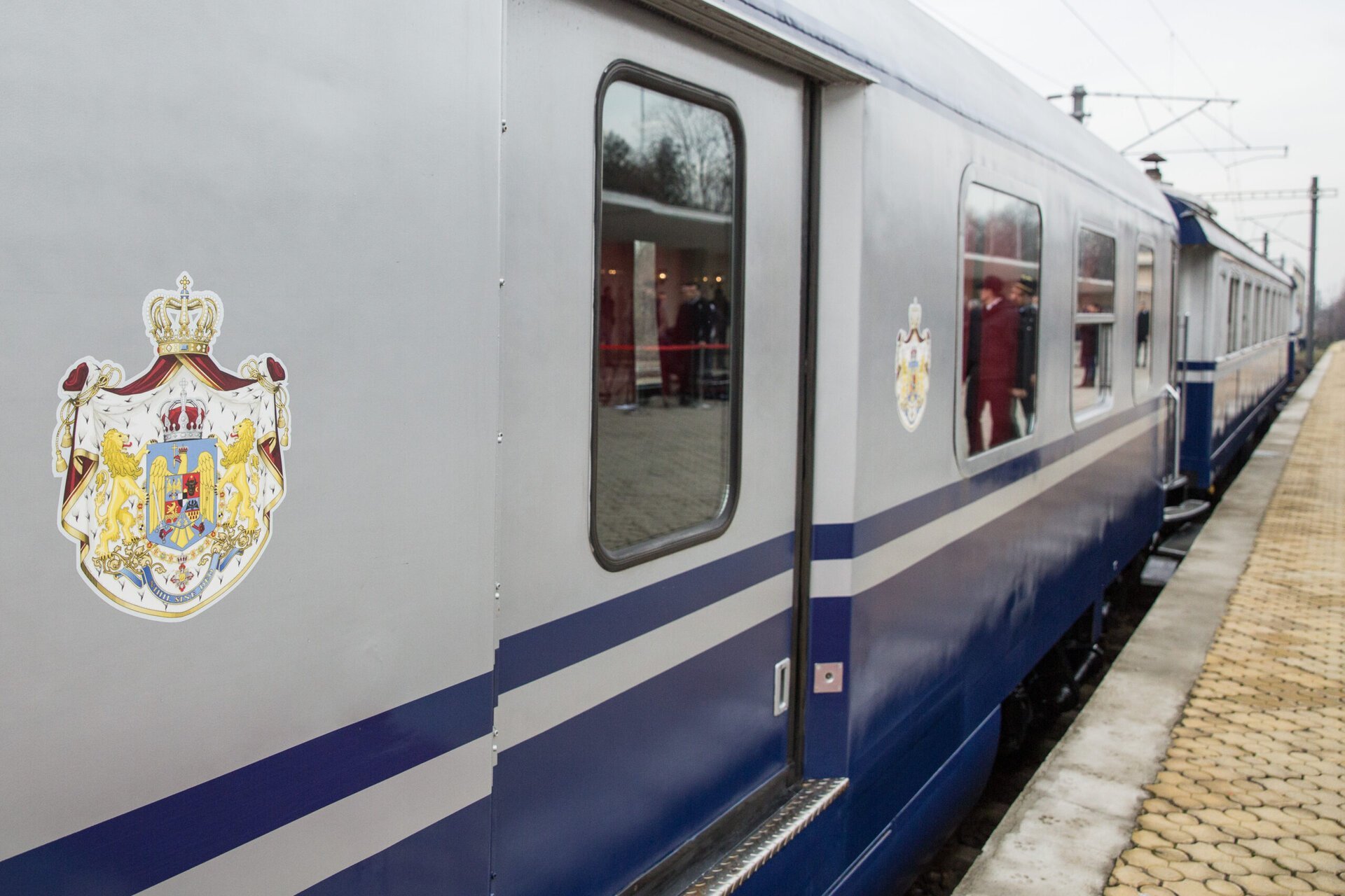 Trenurile de patrimoniu, odată simboluri ale opulenței regale, zac abandonate în pădurea de lângă Mogoșoaia, înconjurate de timp și nepăsare Ce s-a întâmplat cu trenurile regale din România, un simbol al epocii de glorie a monarhiei, rămâne un mister trist, ascuns printre buruieni și mucegai