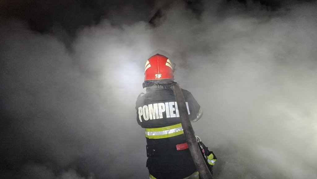 Incendiu tragic în comuna Popești: O femeie a fost găsită carbonizată În dimineața zilei de astăzi, în jurul orei 06.20, pompierii din Vrancea au fost solicitați să intervină pentru stingerea unui incendiu devastator care a cuprins o locuință din comuna Popești