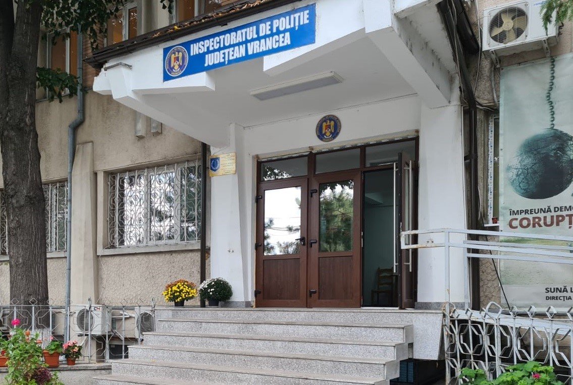 Scandalul corupției în Tulnici: Primarul acuză fostul șef de Poliție de abuzuri Postarea controversată a primarului din Tulnici, Aurel Boțu, a stârnit un val de reacții după ce acesta l-a acuzat pe fostul șef al Secției 8 de Poliție Rurală Tulnici, Valentin Găină, de fapte de corupție și exercitarea de presiuni asupra agenților economici din localitate