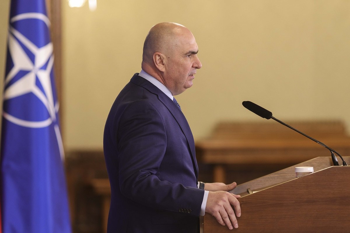 Premierul Ilie Bolojan avertizează asupra dificultăților financiare ale României, recunoscând că țara se află în fața unui moment dificil, cauzat de ani de zile de cheltuieli exagerate și împrumuturi utilizate pentru acoperirea deficitelor bugetare