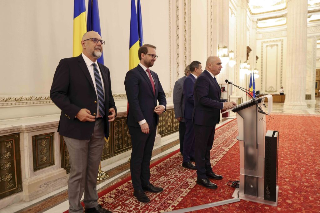 Kelemen Hunor avertizează: dacă Guvernul Bolojan persistă în austeritate, sprijinul politic se va prăbuși Într-un discurs marcat de avertismente clare, liderul UDMR, Kelemen Hunor, a afirmat marți seară la Digi24 că deplinul susținător al actualului cabinet depinde de modul în care acesta va aborda măsurile de austeritate și reforme