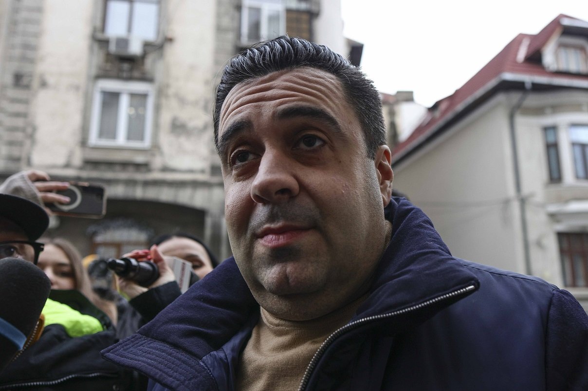Fostul ministru Răzvan Cuc și om de afaceri plasați în arest la domiciliu în dosarul de corupție Tribunalul București a decis vineri, 6 februarie, să dispună măsura arestului la domiciliu pentru Răzvan Cuc, fost ministru PSD al Transporturilor, și Cătălin Daniel Bușe, un om de afaceri implicat în același dosar